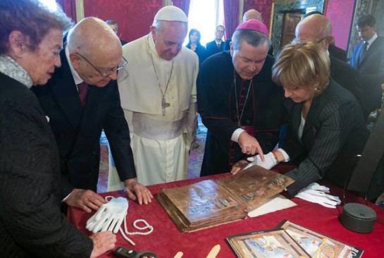 Codex-Rossanensis-mostrato-a-Papa-Francesco-durante-visita-Quirinale